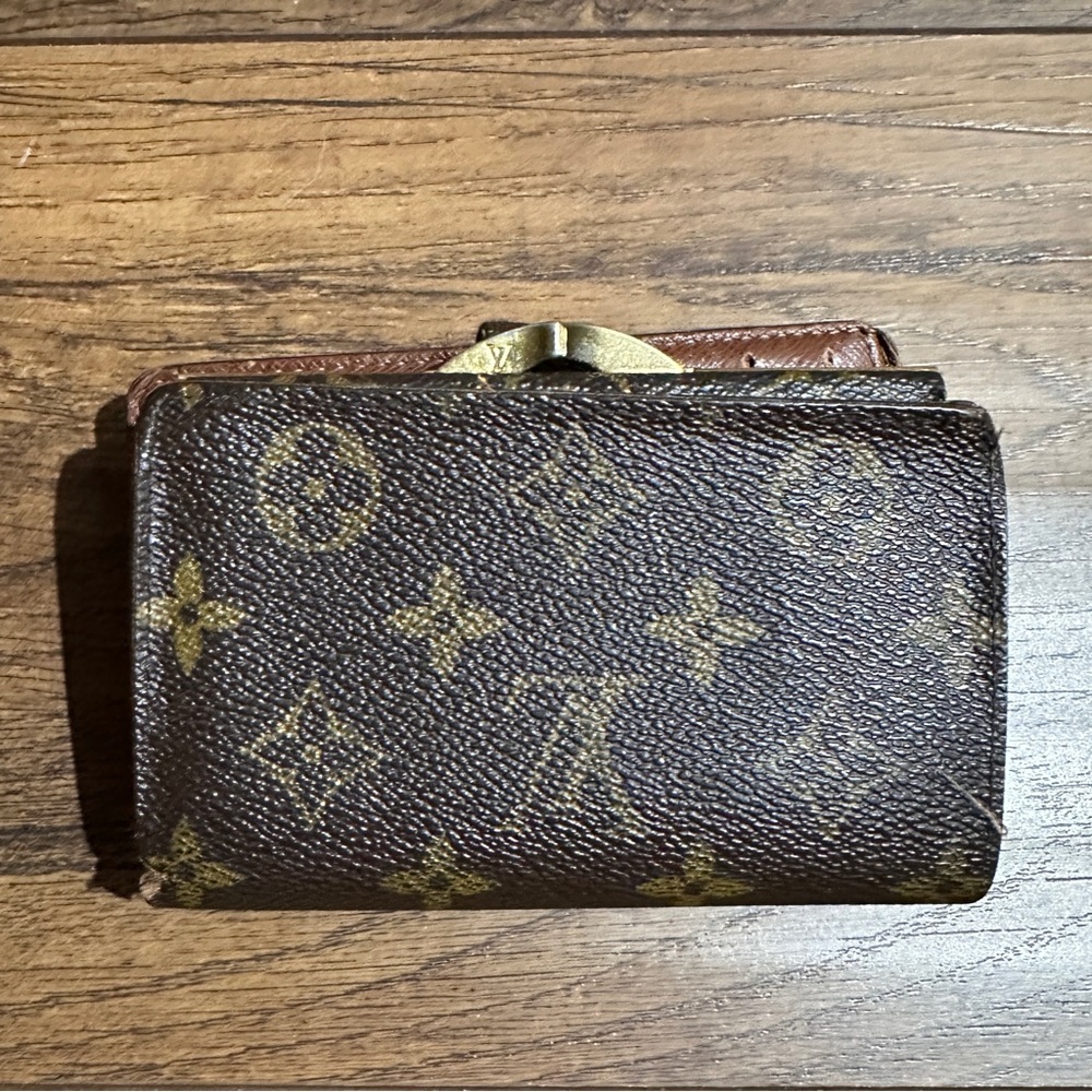 AUTHENTIC Louis Vuitton wallet. Monogram pattern. - Picture 2 of 16